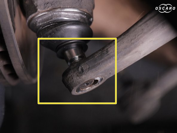 Maintenir la barre en position pour insérer la rotule dans le triangle