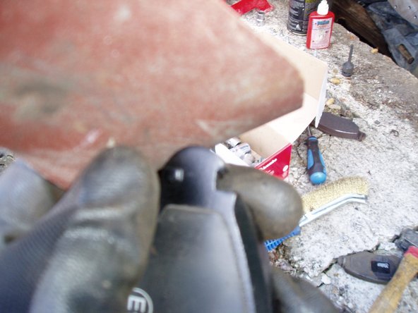 Mettre en place les plaquettes de frein. Passer du papier de verre sur les extrémités de la plaquette si elles ont du mal à rentrer