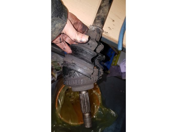 Enlever les circlips de maintient et découper le soufflet avec une pince.