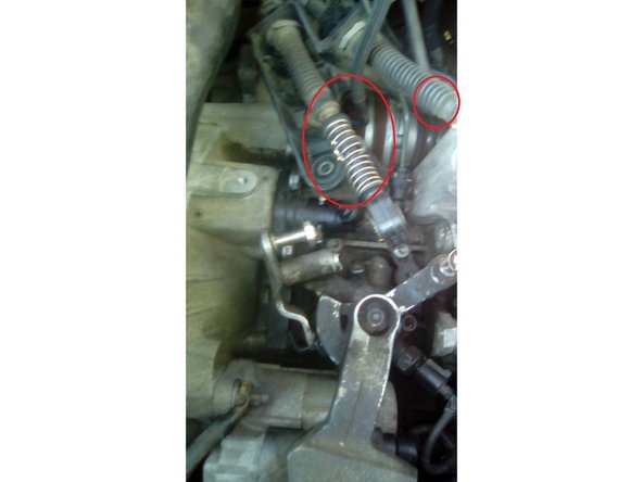 si besoin démontez les commandes de boite en faisant attention de bien bloquer le réglage des tirants avec du collant.