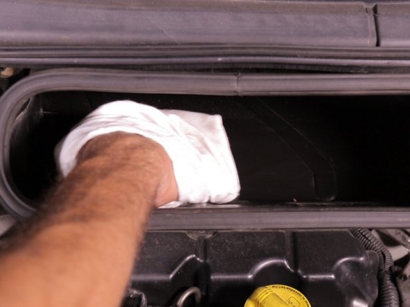 Nettoyer l'interieur de la boite ou se trouve le filtre avec un chiffon ou une soufflette