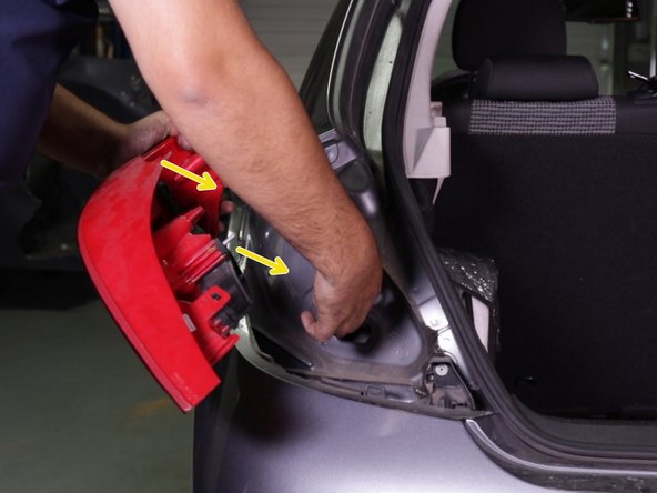 Rapprocher le nouveau feu arrière et rebrancher le connecteur