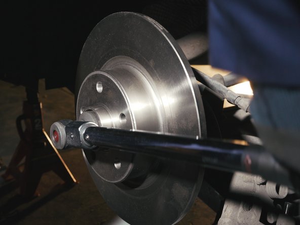 Serrer l'écrou à l'aide d'une clé dynamométrique et de sa douille de 36 à 280Nm