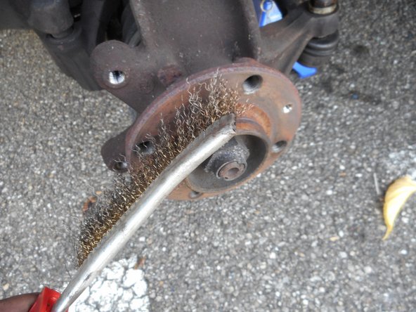 Nettoyez le moyeu à l'aide d'une brosse métallique afin d'éviter qu'il y ait des résidus métalliques, ou des aspérités entre le moyeu et le nouveau disque.