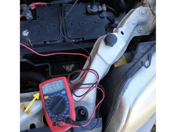 et que la tension entre les bornes de la batterie (moteur tournant) est correcte et stable