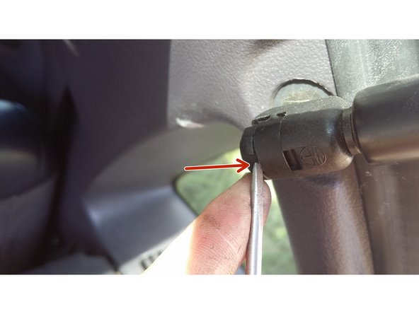 Remettre les 4 clips et vos vérins sont remplacés