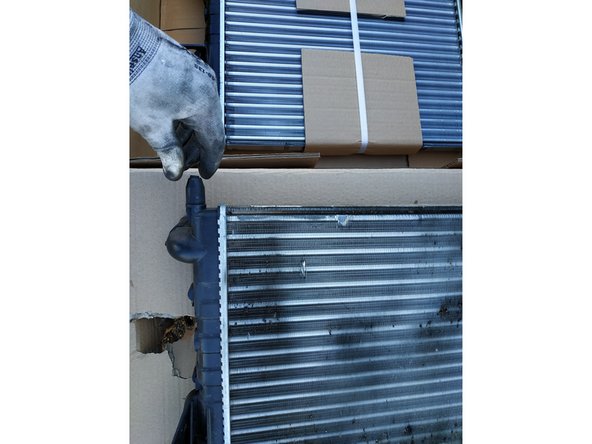 retirer les entretoises en caoutchouc de l'ancien radiateur