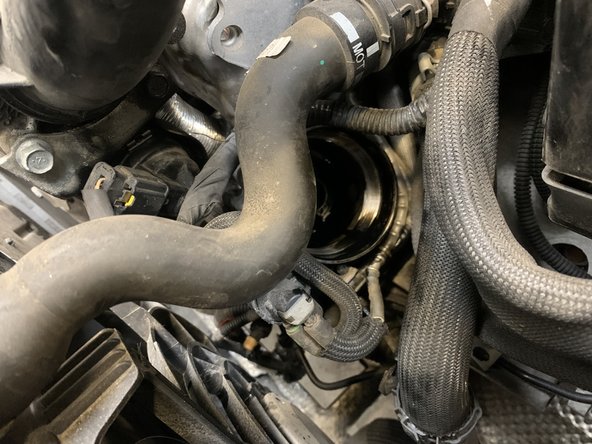 Desserrer le filtre à huile a l'aide du cliquet, de la rallonge et de la douille de 27