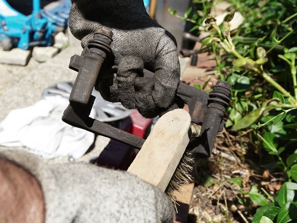 A l'aide d'une brosse métallique frottez les emplacements des accroches