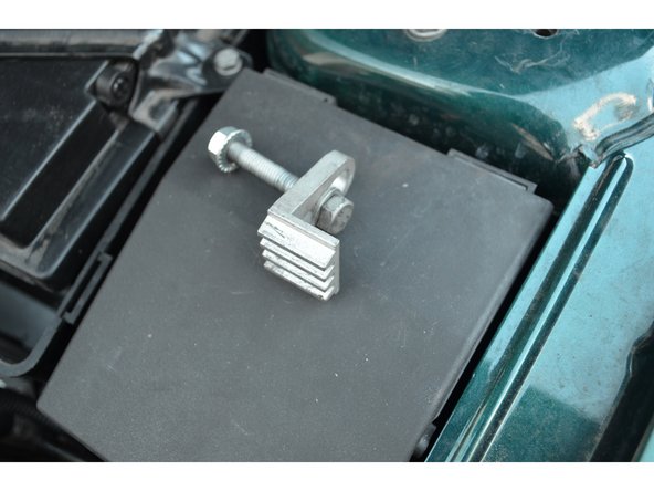 Cette étape va permettre d'éviter toute rotation du moteur lors du desserrage de la vis de la poulie de vilebrequin.