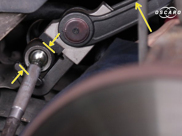 La biellette de direction ne possède pas de prise pour une clé en particulier, d'où le choix d'une clé à griffes