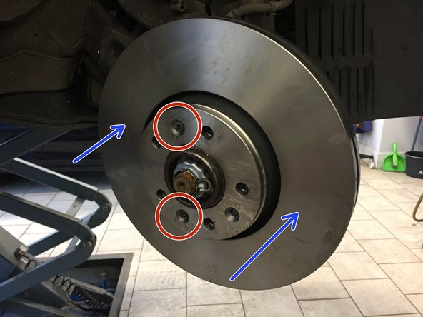 A l'aide du cliquet et de l'embout de T30 visser les deux vis qui maintienne le disque en place