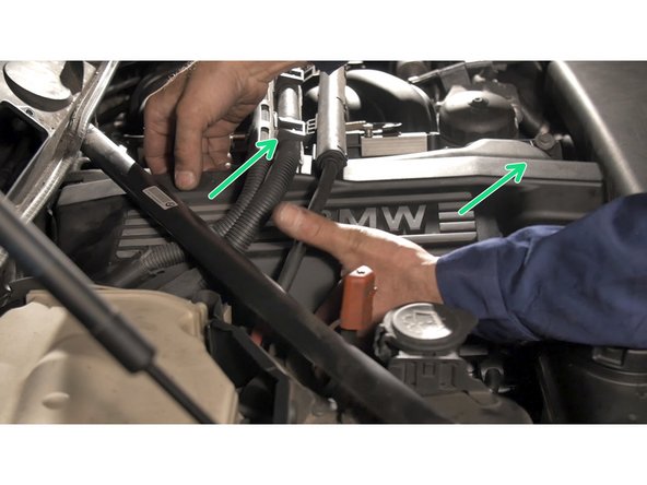 Soulever et tirer délicatement sur le cache moteur puis lever la barre pour faciliter le passage