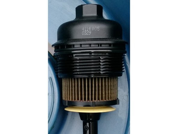 Attendre quelques minutes (vous remarquerez que l'écoulement d'huile a un peu augmenter ) et sortir le filtre