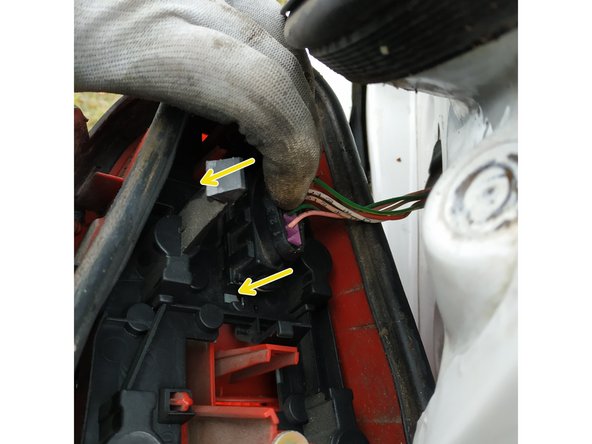 pour brancher la prise, il suffit d'appuyer dessus (on doit entendre un &quot;clic&quot;)