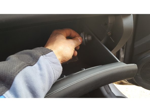 Dévisser le bouton d'arrêt côté droit