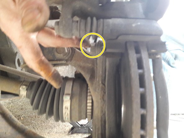 Enlever par la suite la vis du haut