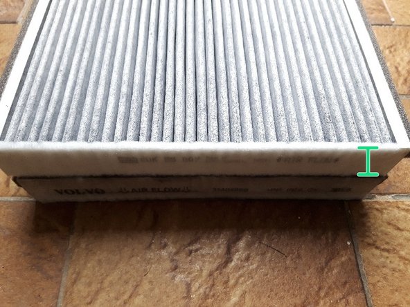 Comparer les trois dimensions de l'ancien et du nouveau filtre d'habitacle qui doivent être identiques.