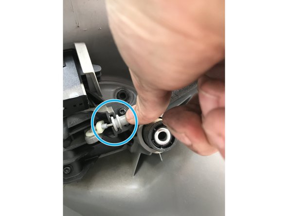 Replacer le câble de commande d'ouverture dans son logement.