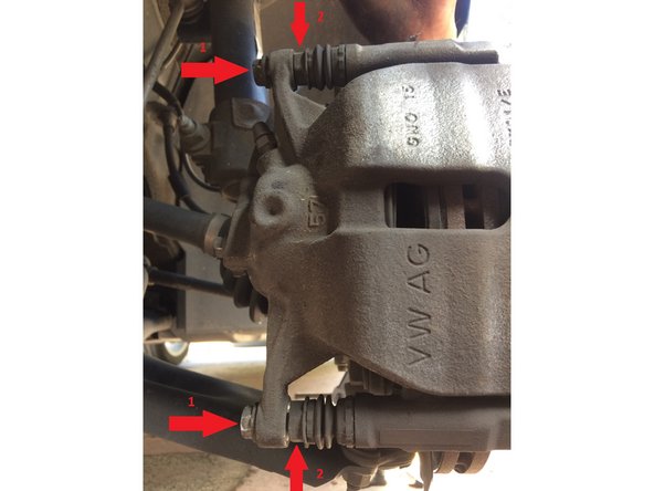 Nous avons donc accès aux mâchoires de frein, il vous suffit de retirer les vis qui sont derrières, elles sont numérotées 1 et 2