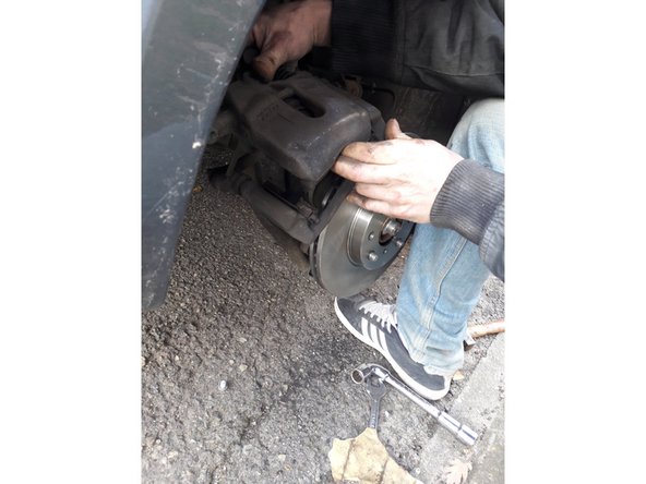 Replacer le support d'étrier