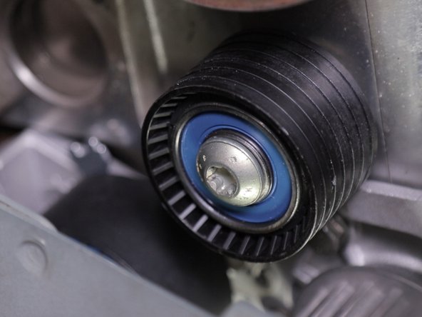 Replacer le galet enrouleur à son emplacement et serrer la vis