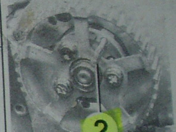 Mettre une vis, un forêt ou une tige de diamètre 6 dans la couronne et les trous de pompe d'injection prévus à cet effet.