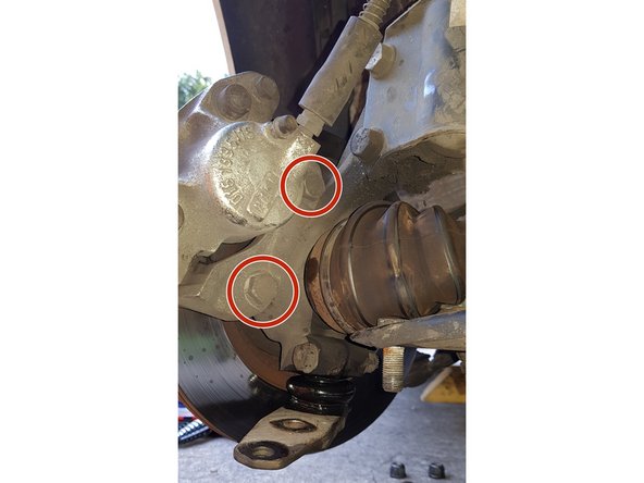 Avec une douille de 18mm, retirez les 2 vis.