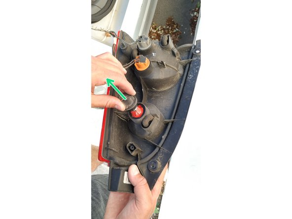 Sortir le support et l'ampoule du bloc feux.