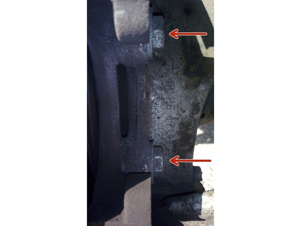 A l'aide d'une clé de 16, retirer les deux boulons maintenant le support d'étrier