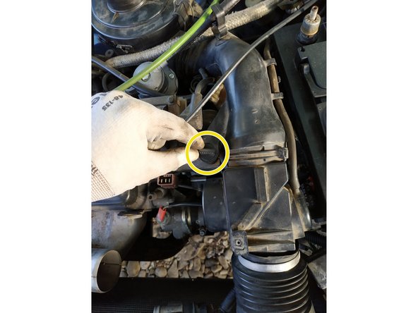 Ne pas resserrer le collier tout de suite car on peut avoir besoin d'incliner le conduit pour tout remettre en place.