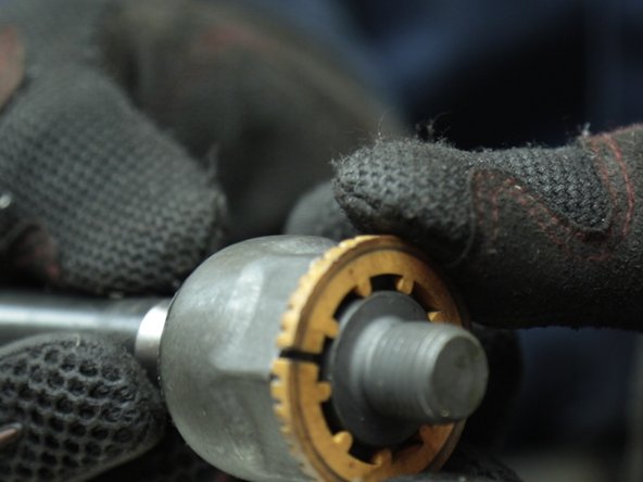 Le replacer sur la nouvelle biellette de direction, le côté denté vers la biellette