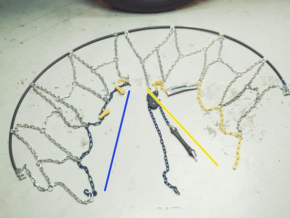 Une fois la chaîne au sol, placer d'un côté les chaînes jaunes et de l'autre les chaînes bleues