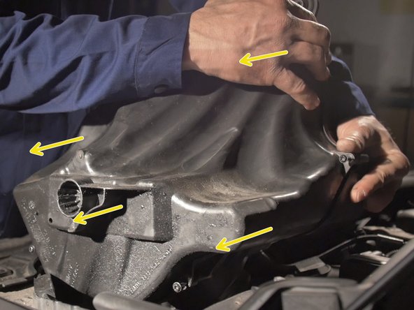 Une fois les 5 vis retirées, tirer sur le couvercle de la boite pour l'ouvrir