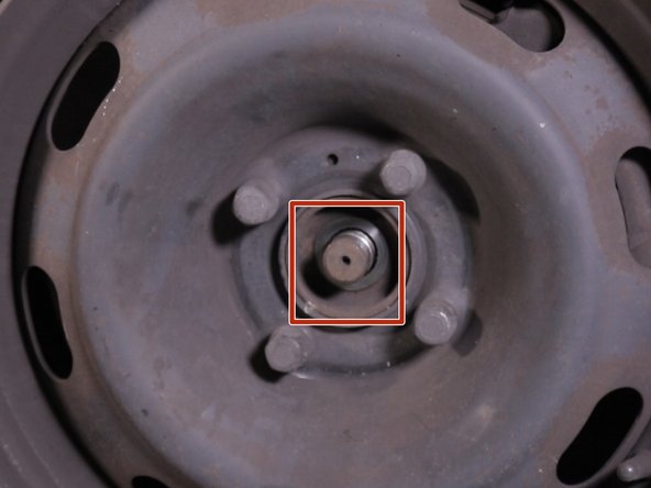 Dévisser l’écrou de cardan à la main et retirer le