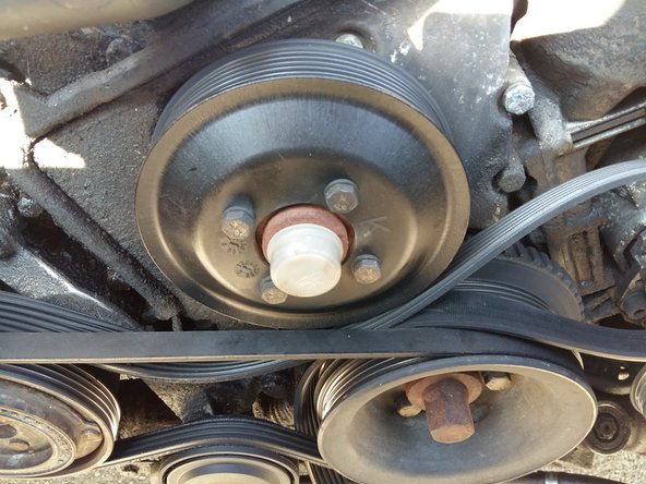 Retirer alors les écrous précédemment desserrés afin de sortir la poulie.