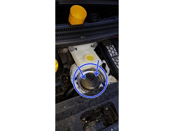 Vous pouvez mettre un réceptacle au cas ou si le liquide déborde quand le piston sera repoussé.