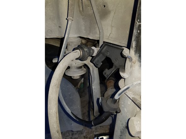 Placez un tournevis plat sur la butée de l'agrafe et tapez dessus avec un marteau.