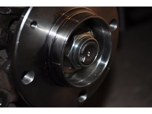 Mettre l'écrou et le serrer à la clé dynamometrique, 20 daNm.