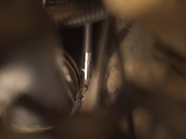 
Tighten the air box sleeve collar with the crosshead screwdriver
