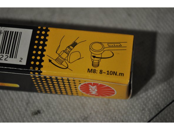 Serrer la bougie à la main jusqu'au contact