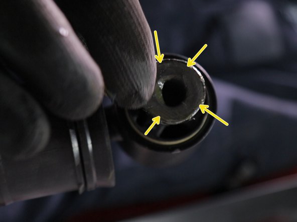 Graisser les deux extremités de l'amortisseur pour faciliter le positionnement