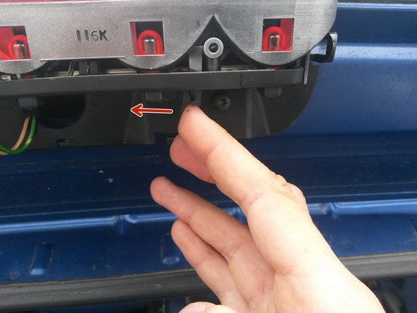 Sur l'ergot droite, pousser légèrement vers le centre du support