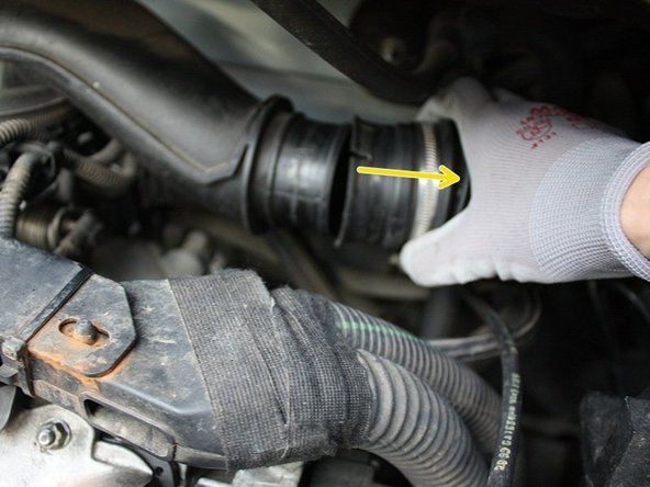 Desserrer les deux colliers de serrage à l'aide d'un tournevis plat.