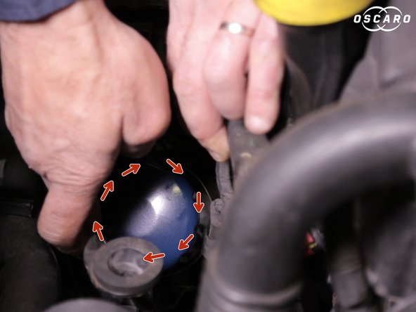 Replacer le nouveau filtre à huile sur son support et serrer fermement à la main