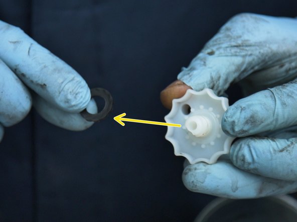 Retirer le joint sur le bouchon