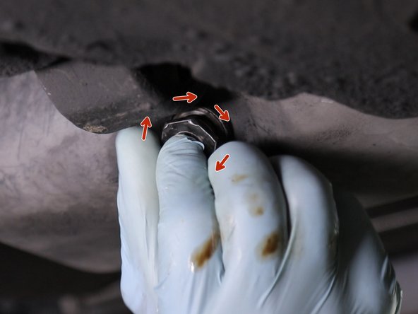 Visser le bouchon à la main