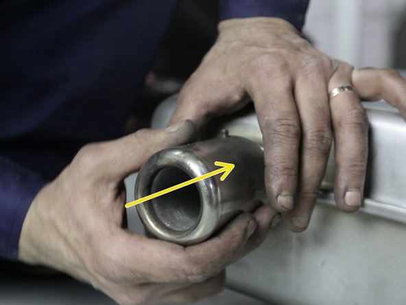 Certains silencieux ne possède pas l'embout sport, vous pouvez le récupérer sur l'ancien échappement et le placer sur le nouveau juste en retirant la vis le maintenant en place avec une clé allen