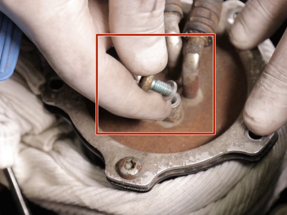 La vis centrale contient un joint , retirer le une fois la vis retirée