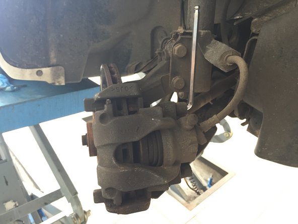 Dévisser les deux vis de colonnette de l'étrier à l'aide de la clé BTR de 7.